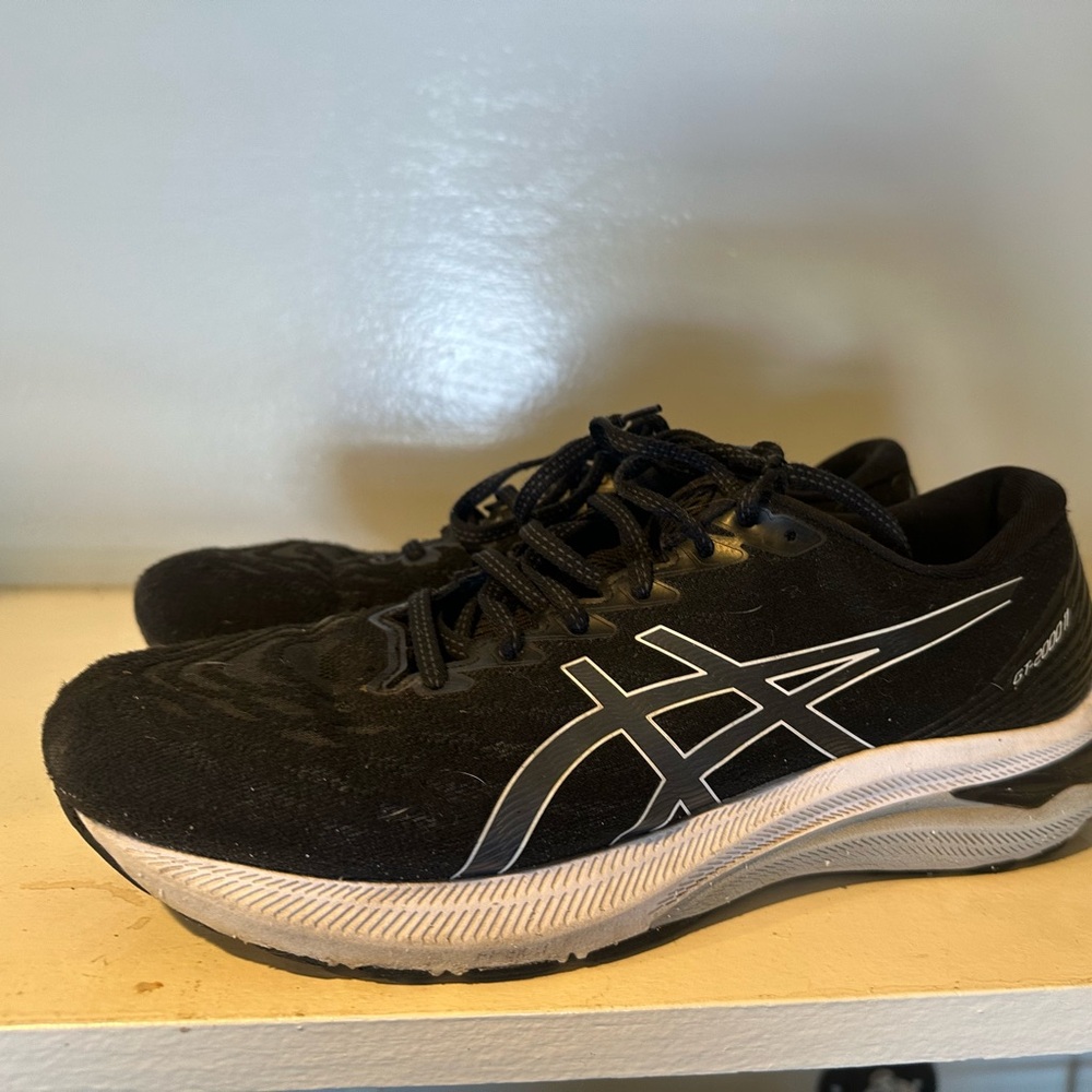 ASICS men’s running shoe.  GT2000 men’s 10.  Black and white.